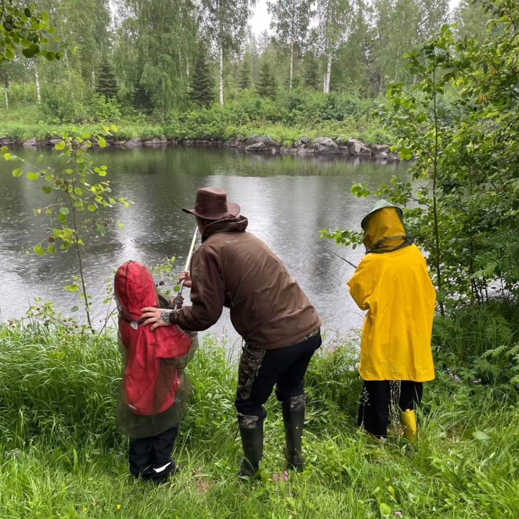 OfficialAndyPyro (Anssi Huovinen) with his 2 daughters