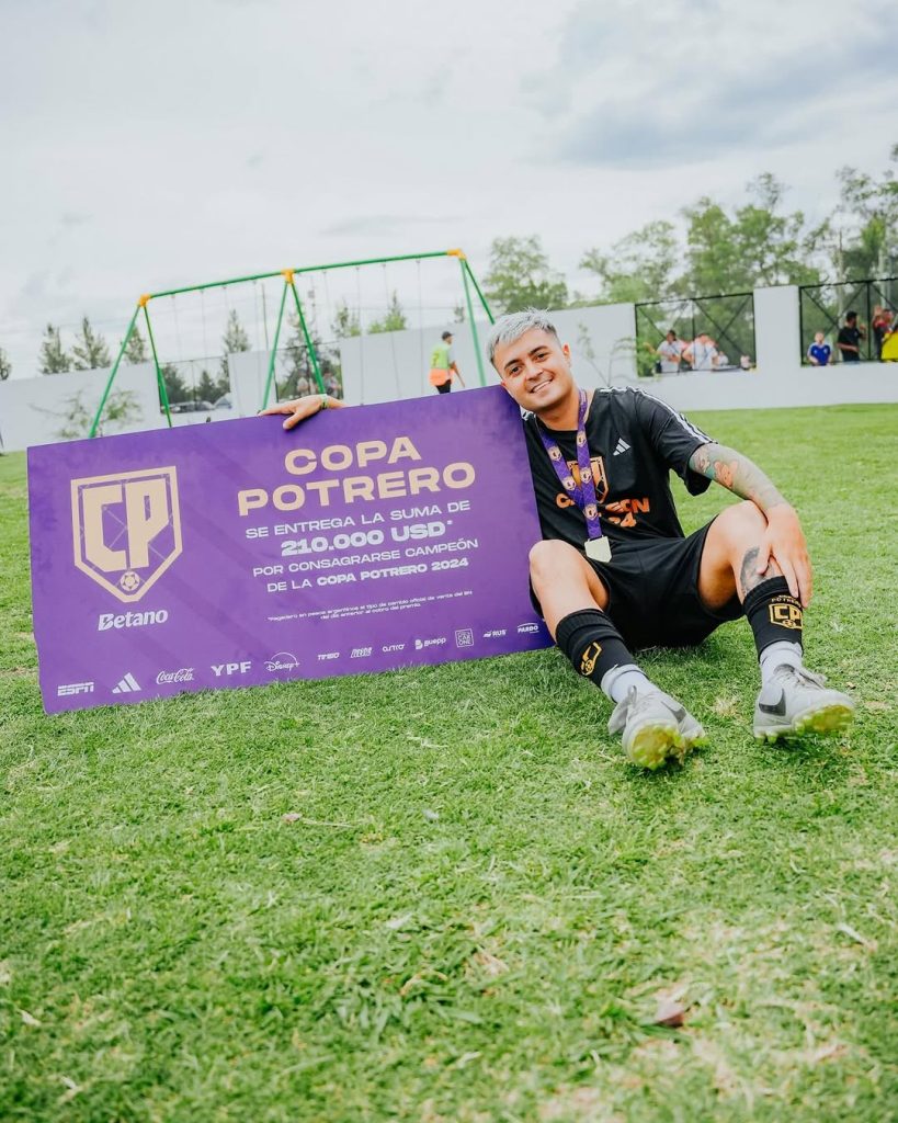 Markito Navaja celebrating his team's victory, La Crema, who won the Copa Potrero in 2024 by defeating Villa La Ñata 2-0 in the final. Photo by @markitonavajaa on Instagram