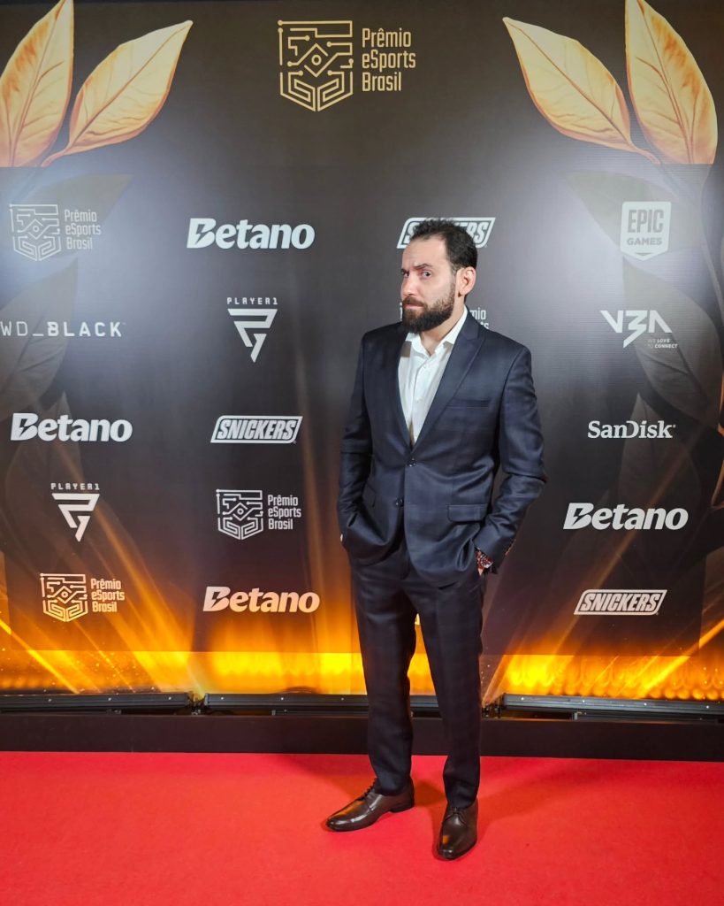 Victor Fernandes Smzihno at the Prêmio eSports Brasil event (image by @smzinho on Instagram)